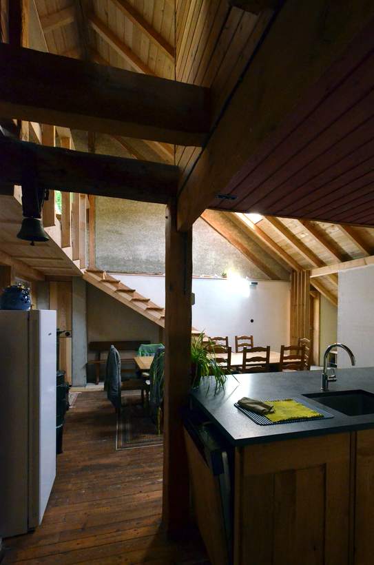 Cuisine en chêne et plan de travail en pierre