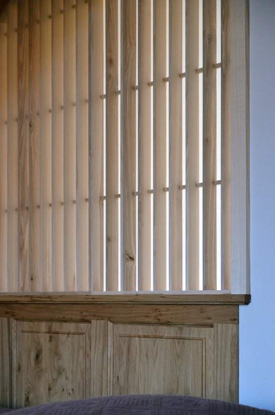 Cloison de bois filtrant la lumière