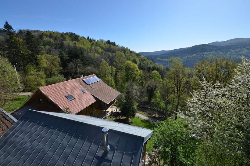 Le fenil et sa toiture de tuiles, au-dessus de la vallée