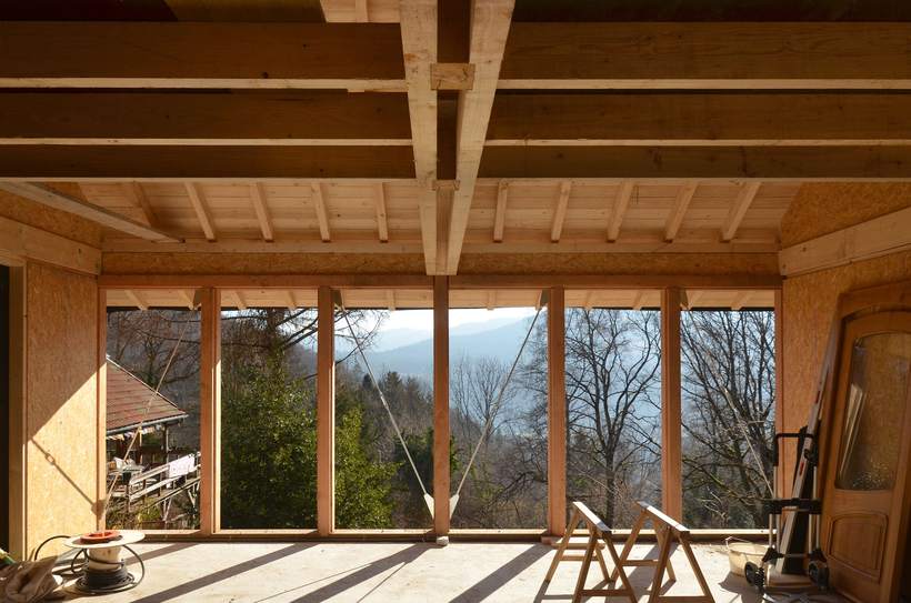 L’intérieur de l’atelier, ouvert sur la vallée par de grandes baies