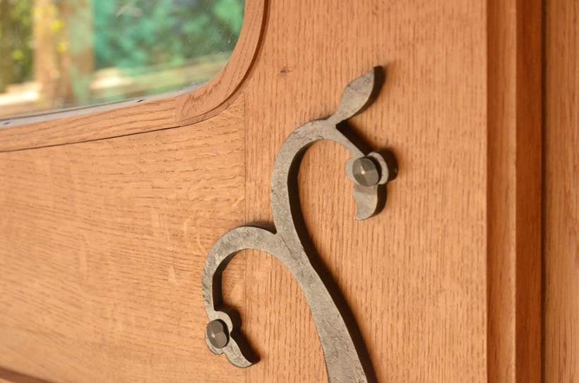 Détail de la porte de chêne et de sa ferrure forgée