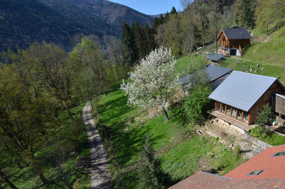 La ferme au printemps, vue sur la vallée